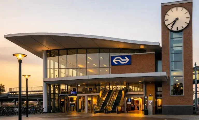 Ingang van Station Best overdag met reizigers bij de entree.